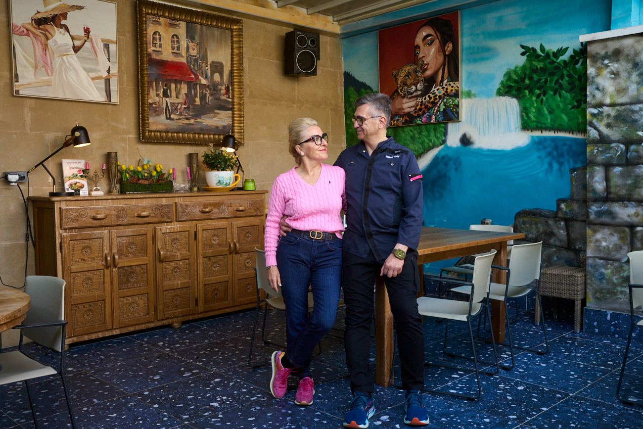 En el restaurante Casa Carmen, Carmen ejerce como jefa de sala y Miguel como 'chef'.