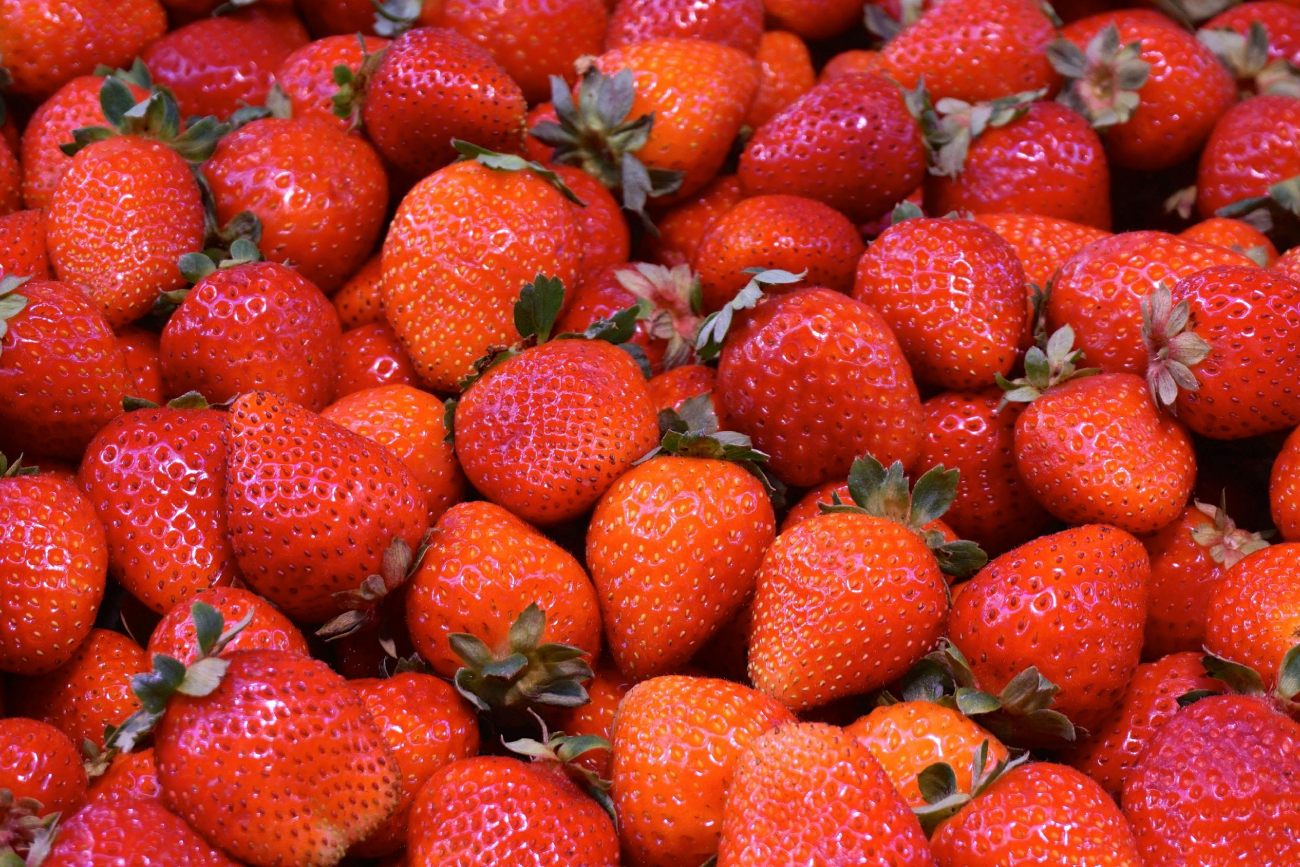 Las fresas contienen vitamina C, fibra y antioxidantes que promueven la salud del corazón y evitan inflamaciones.