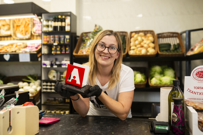 La joven de Tudela que vende sus verduras en toda España y tiene su propia marca de espárragos