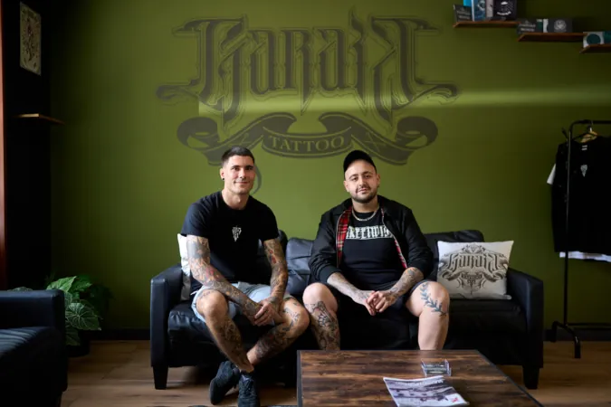 El muralista de empresas y ayuntamientos navarros que ha abierto un estudio de tatuajes en Pamplona