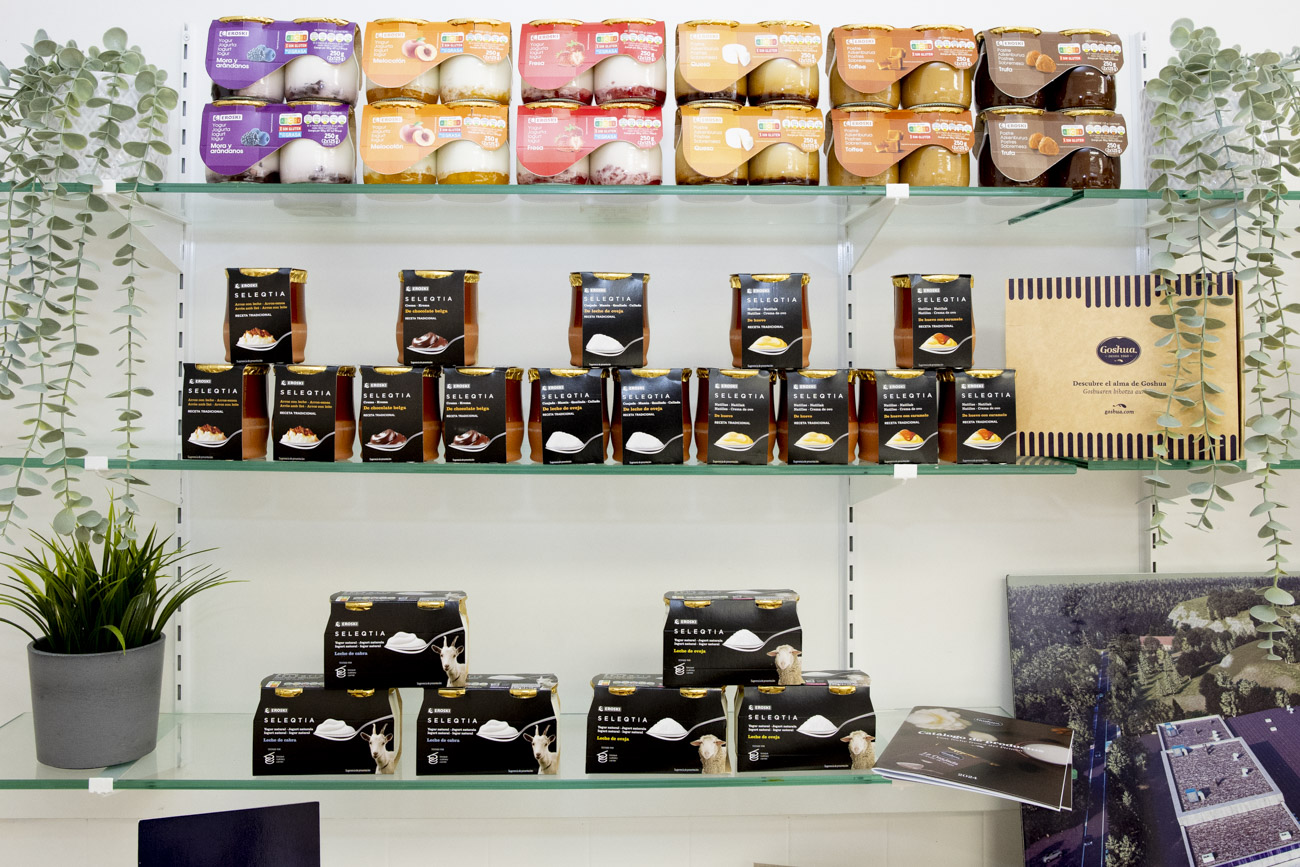 Lácteos Goshua produce la marca Seleqtia para Eroski, con el que colabora desde hace más de veinte años. 