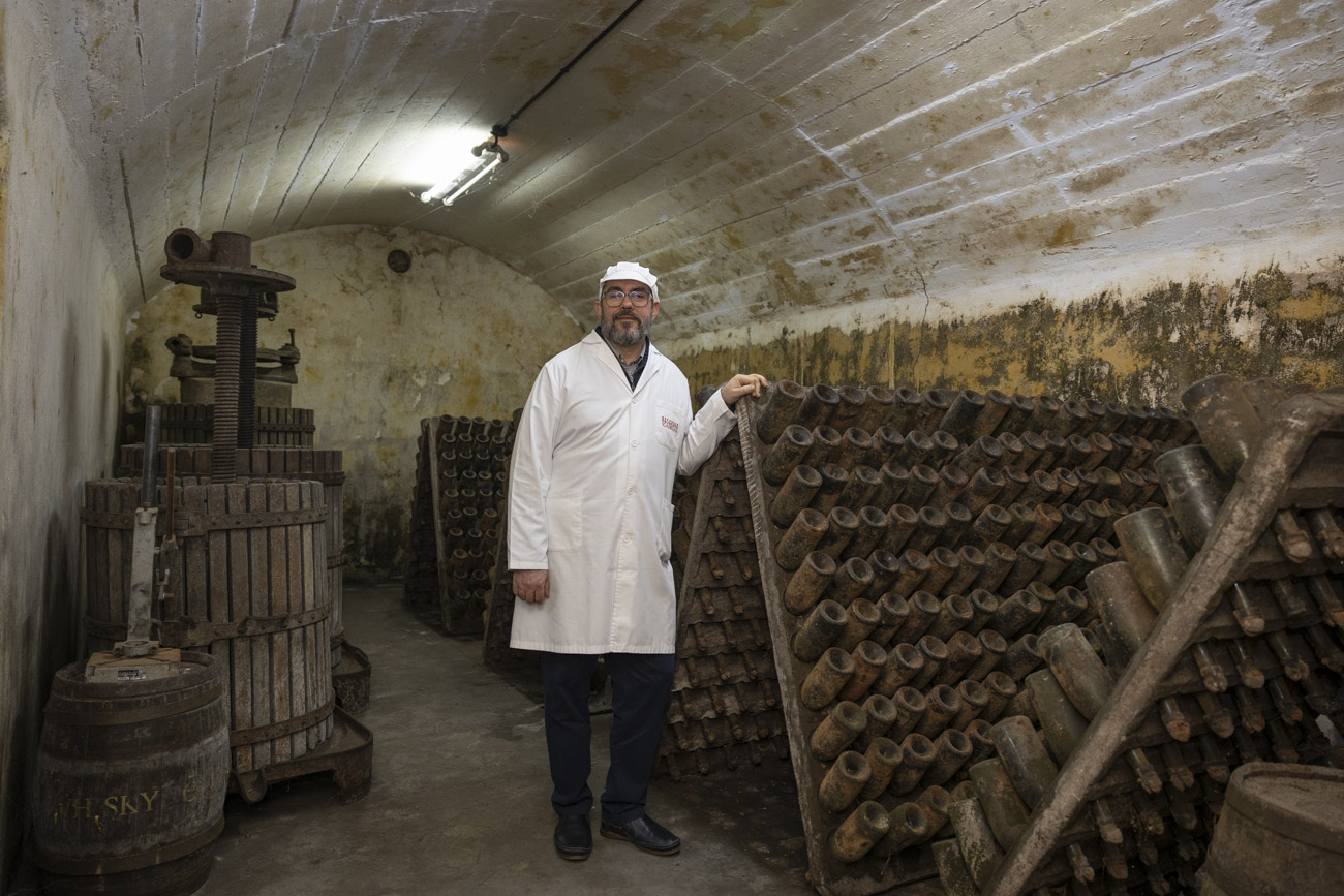 Pablo conserva intactas algunas botellas de cava que datan del año 1985.