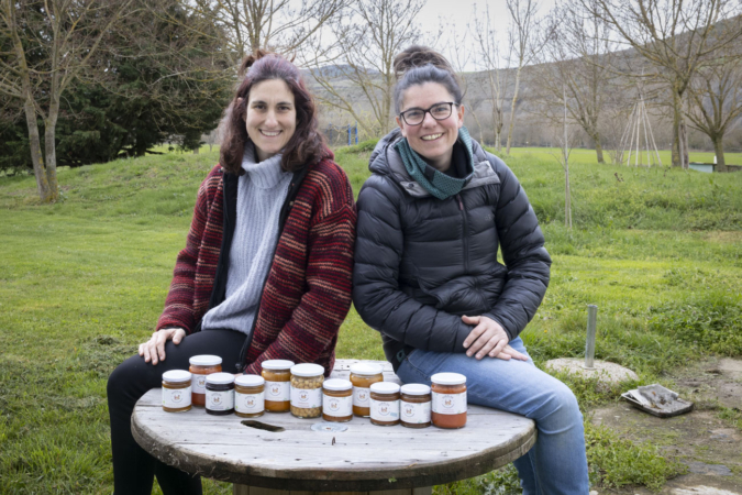 Las emprendedoras vascas que elaboran conservas ecológicas en el pequeño pueblo navarro de Artieda
