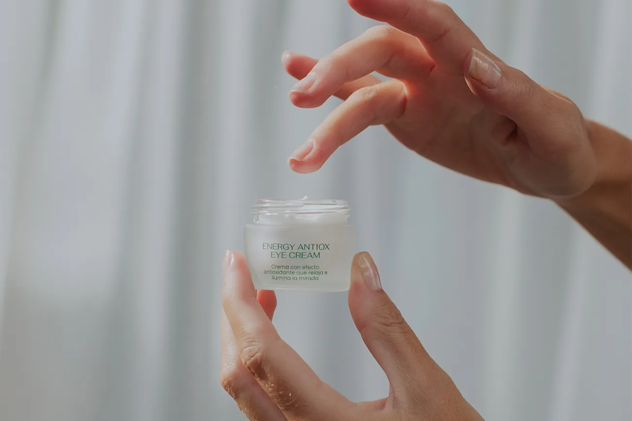 Ya están a la venta en su página web dos sérums, uno antioxidante y otro hidratante, y un contorno de ojos.