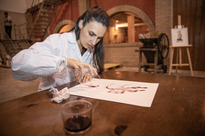 La diseñadora de interiores que pinta con copas de vino