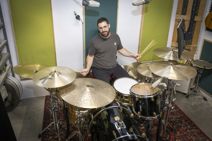 El joven navarro que ensaya con el batería de Leiva y ha abierto un estudio de música en Berbinzana