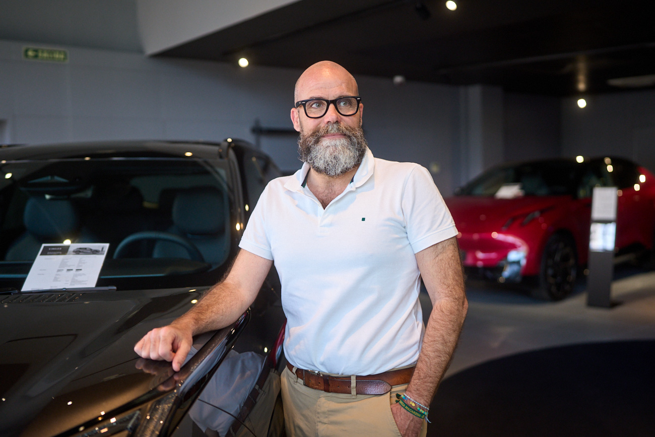 Iñigo Oneca forma parte de la tercera generación de una saga vinculada al motor desde los años 60.