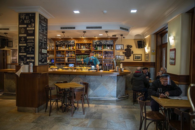 El interior de bares y restaurantes abrirá al 30 % desde el día 26