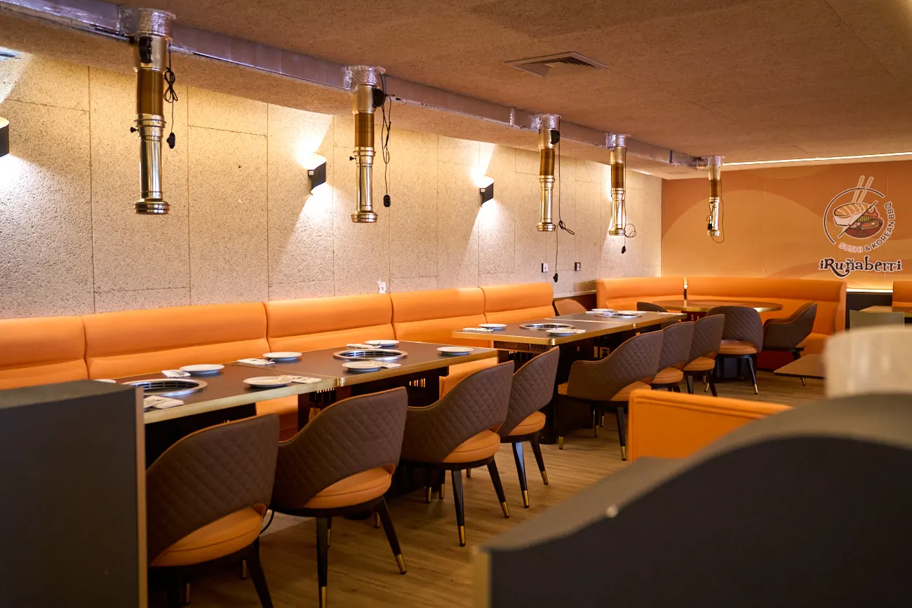 Una de sus principales novedades son las mesas equipadas con barbacoa coreana en el centro, donde los clientes pueden cocinar la carne a su gusto. 