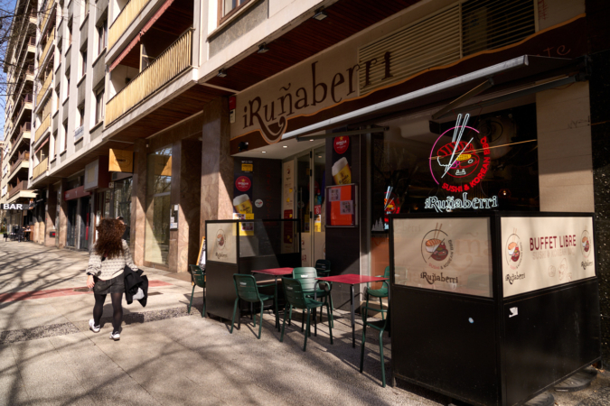 El bar Iruñaberri de Pamplona da un giro hacia el sushi y la barbacoa coreana tras la reforma completa del local