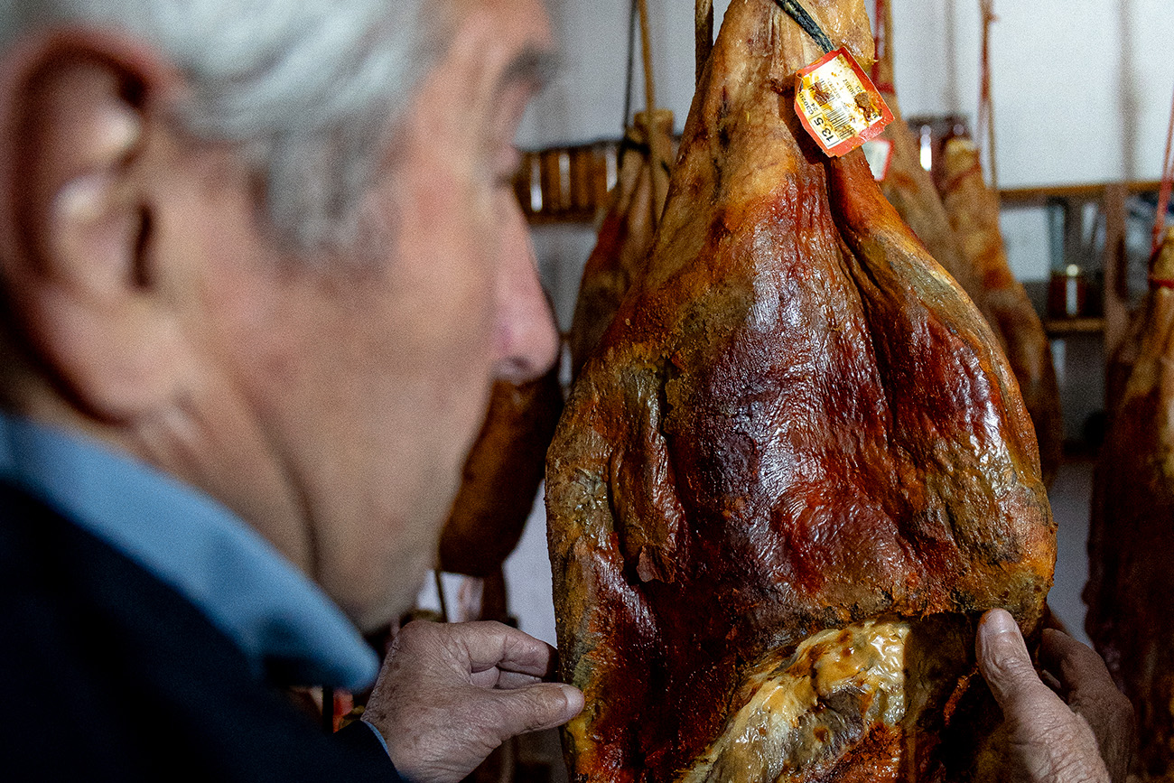 El proceso de curado incluye pimentón de La Vera para el adobo, ajos de su propio huerto y vinagre elaborado con productos de la zona.
