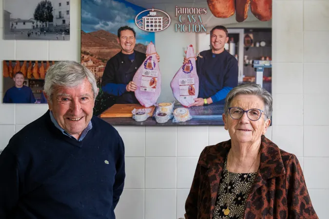 El vecino de Cascante que vende los centenarios jamones de su familia por toda España y Francia