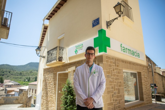 El joven que dejó Zaragoza en plena pandemia para ser el farmacéutico de Cáseda