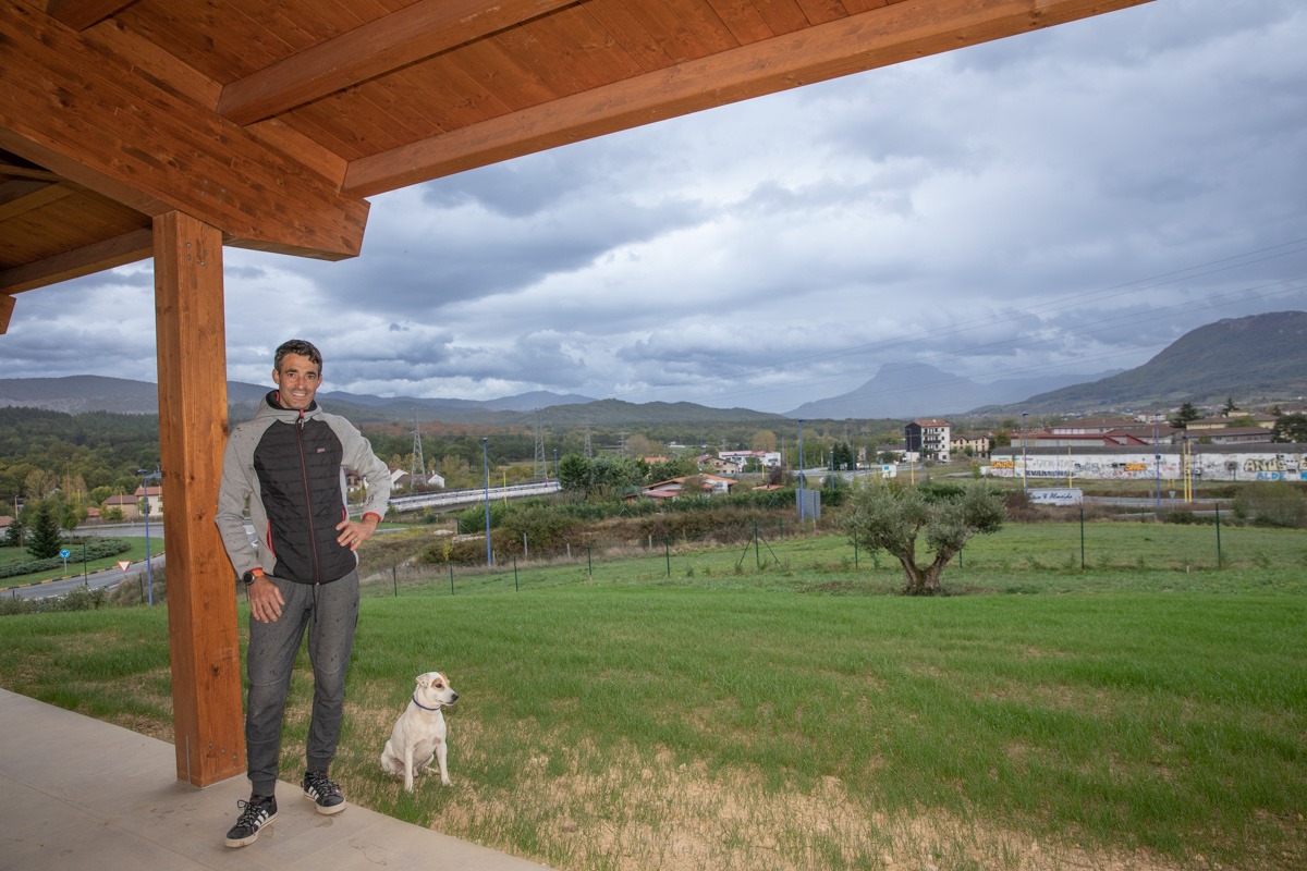 Desde las estancias de los animales se pueden contemplar unas fantásticas vistas del monte Beriáin.