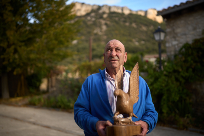Jesús Mari Iturri, el tallista que aprendió a volar en la sierra de Lóquiz tras prejubilarse