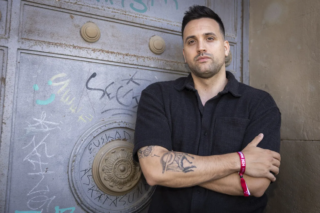 El influencer navarro tiene tatuados elementos relacionados con el Metaverso, un ecosistema de tecnología que él mismo estudia.
