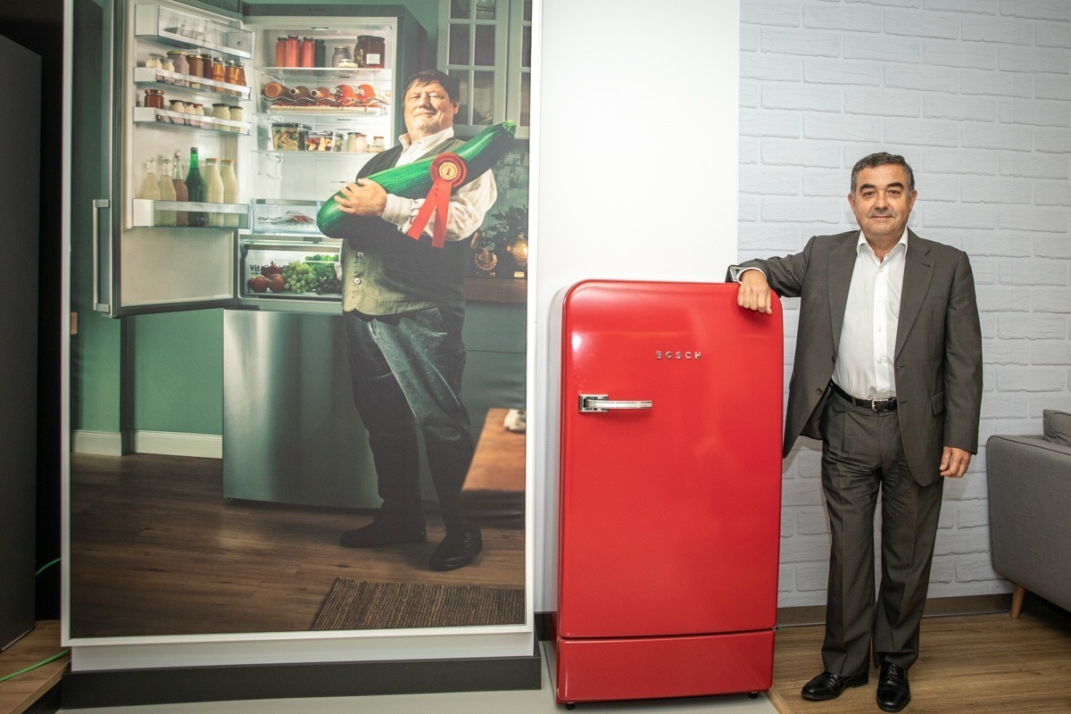 Junto al frigorífico 'vintage' que adorna el 'show room' de BSH Esquíroz.