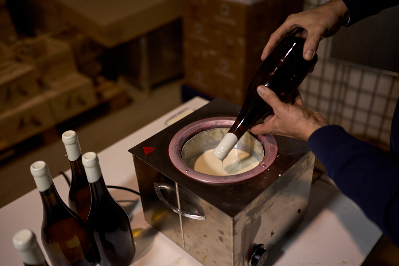 Nuestro protagonista fue pionero en adornar con lacre las botellas de vino en la Comunidad foral.