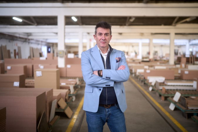 José María Martínez, de regentar un bar de copas a exportar muebles desde Viana a siete países
