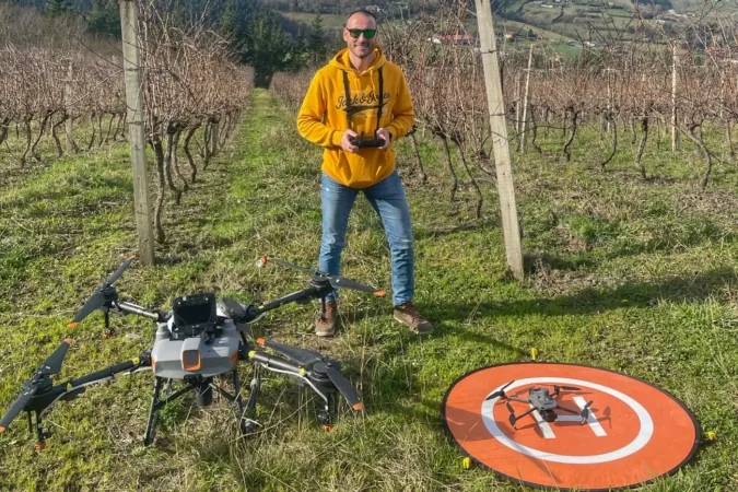 Juanmi Círez ficha por el concesionario de John Deere en Navarra para extender los drones en la agricultura