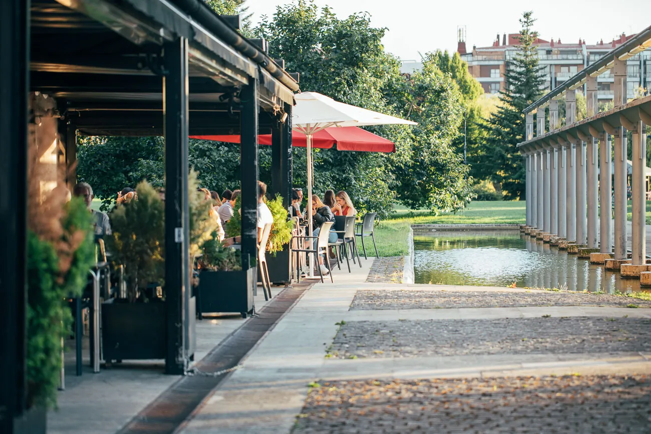 La terraza de Paddy's Corner, junto al parque de Yamaguchi, es una de las socorridas por los universitarios.
