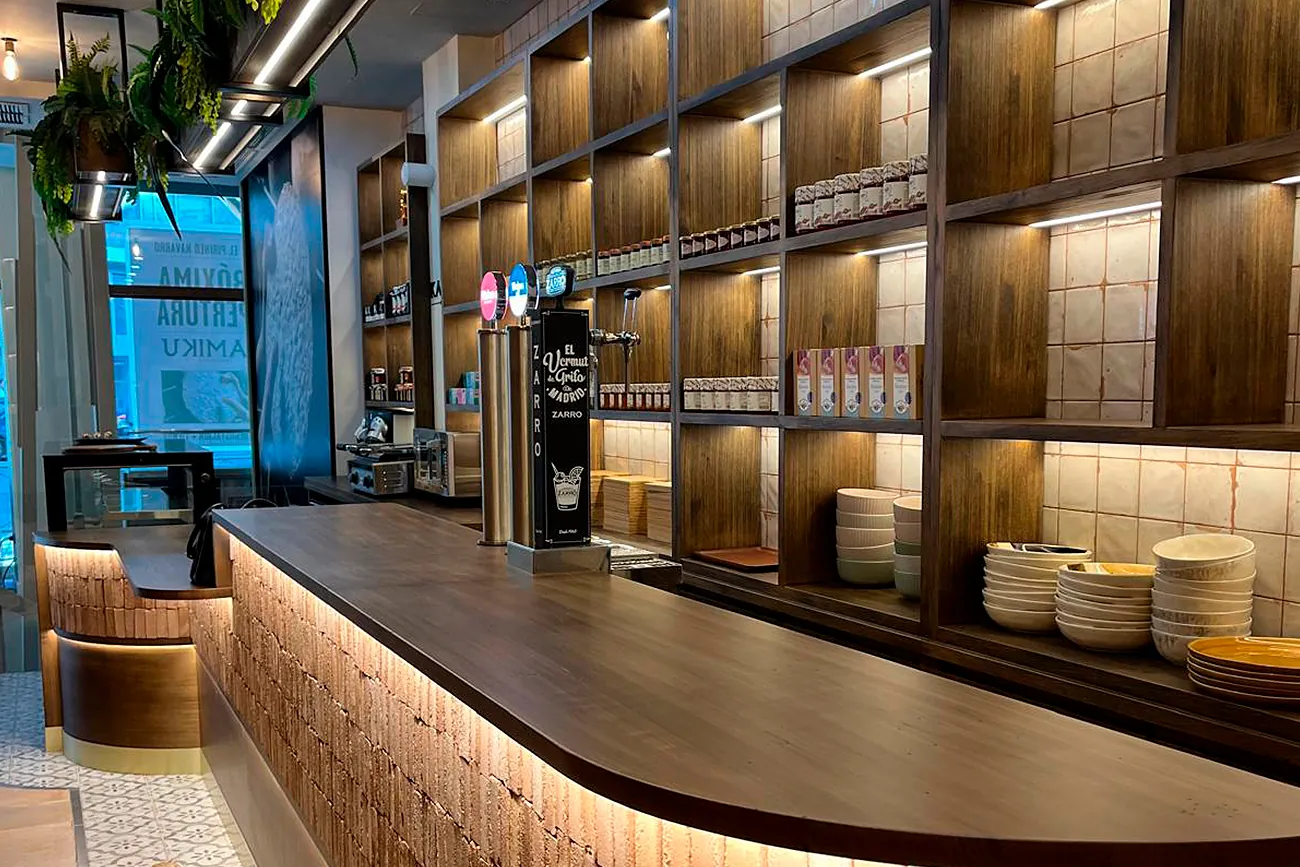 El establecimiento cuenta con un bar, tienda y una zona para celebrar catas de quesos.