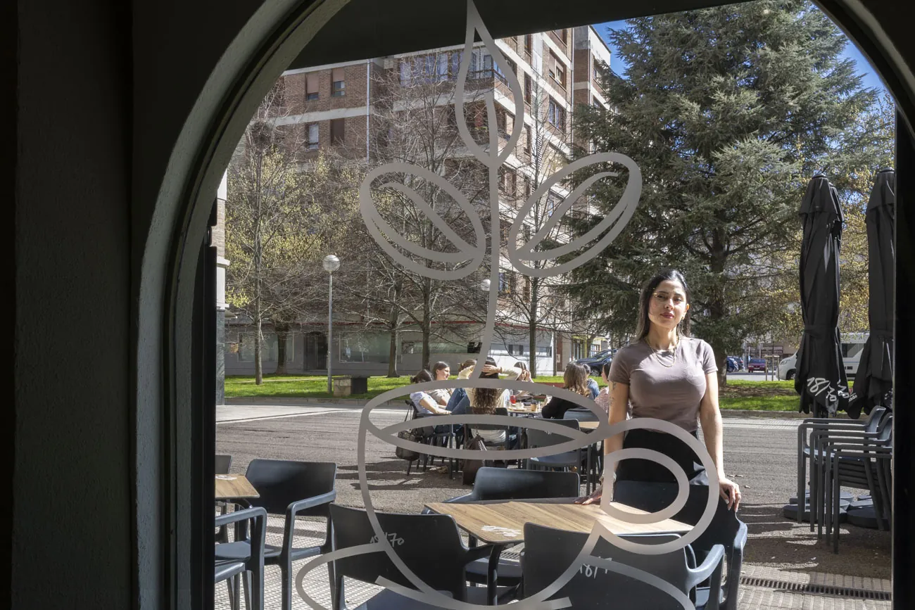La cafetería, con espacio en el interior para unos veinticinco comensales, también cuenta con una amplia terraza. 