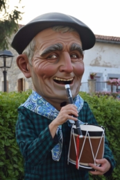 La verga tiene forma de tamboril y el palo de txistu. 