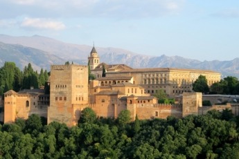Dicen que desde la Alhambra de Granada se divisa los atardeceres más bellos del mundo.