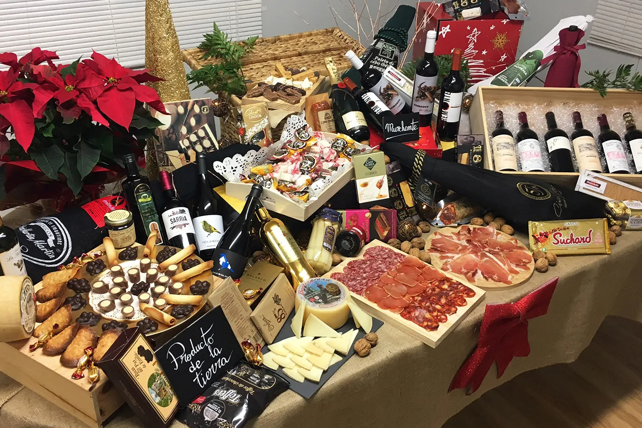 Los lotes de La Despensa de Topero incluyen productos navarros como vinos, quesos, dulces...
