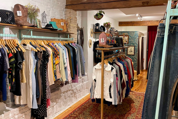 La tienda de ropa de segunda mano que cierra en el Casco Viejo de Pamplona tras menos de dos años