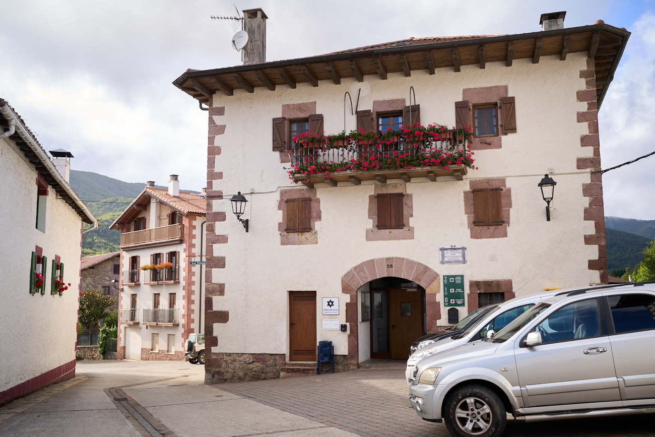 El bar-restaurante La Posada y el albergue comparten espacio con un consultorio médico y el Concejo de Eugi.