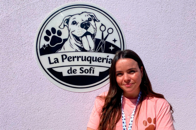 La joven que ha abierto la única peluquería canina de Cortes tras formarse en Zaragoza y Menorca