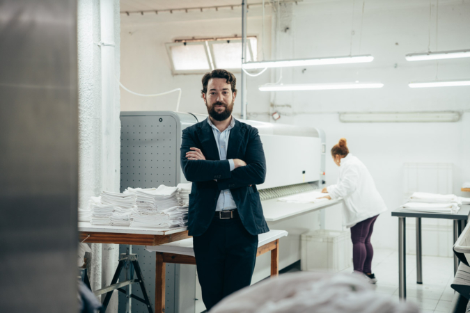 La lavandería que mima los manteles de grandes restaurantes de Pamplona