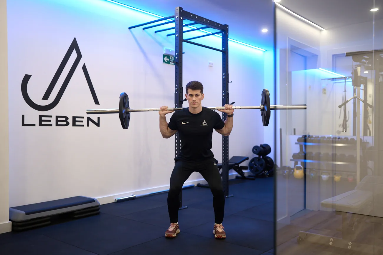 Este joven emprendedor es graduado en Ciencias de la Actividad Física y del Deporte y en Fisioterapia.