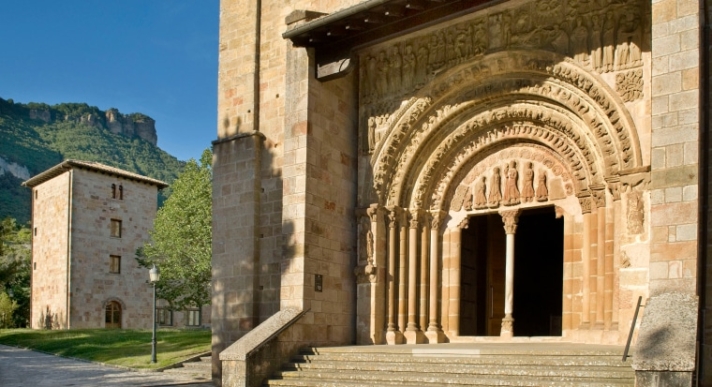 El navarro Monasterio de Leyre te recibe con siglos de historia y espiritualidad.