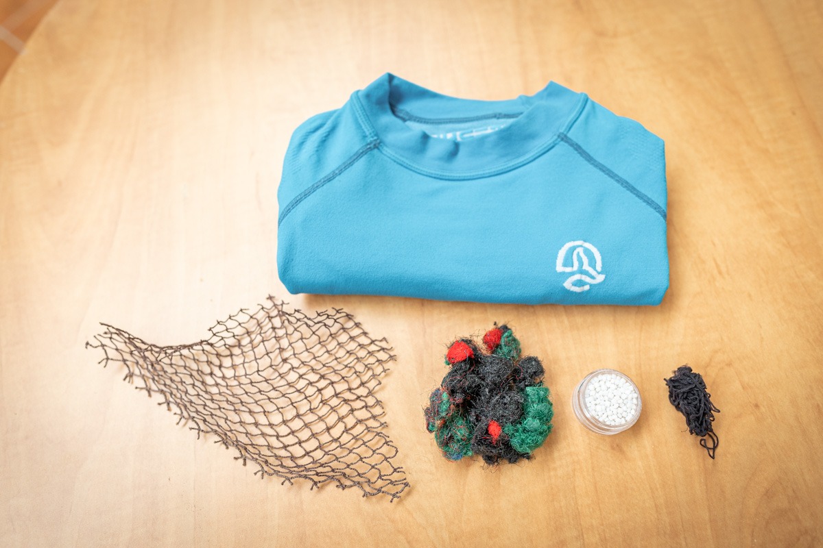 La camiseta de Ternua galardonada está elaborada con redes de pesca recogidas en distintos puertos.