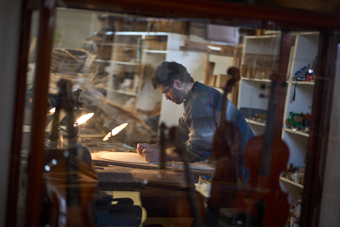 Arguiñarena, lutier uruguayo de 37 años, crea y restaura instrumentos de cuerda frotada en Arizala.