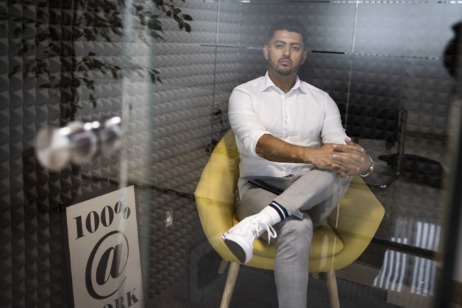 El joven hondureño que ha creado una empresa de programación y robótica industrial en Pamplona