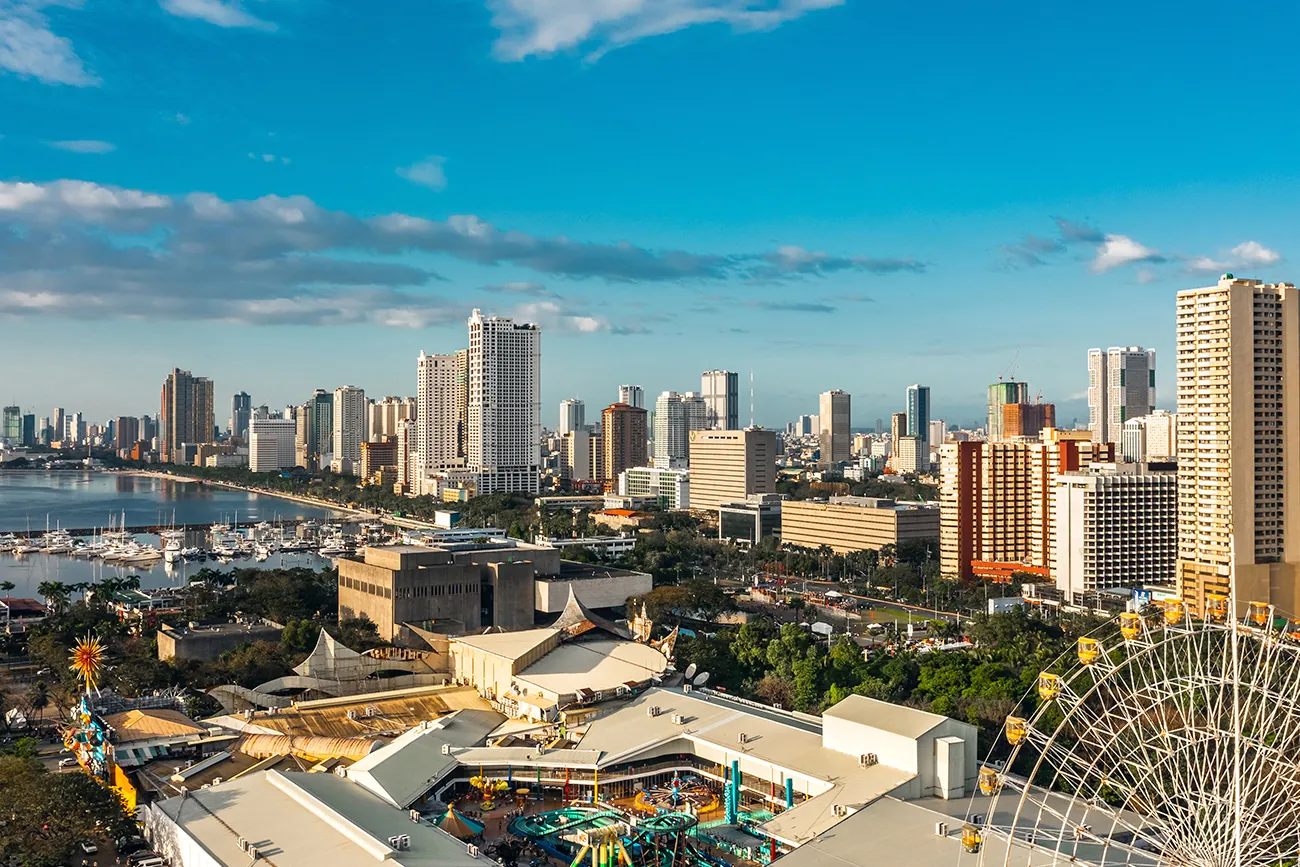 Roxas Boulevard discurre a orillas de la bahía de Manila, es conocido por sus puestas de sol y sus cocoteros. 