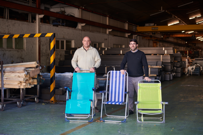 La empresa de Bera que fabrica una de cada tres sillas de playa españolas