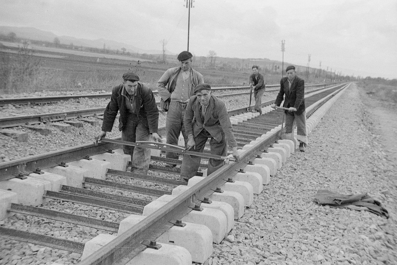 Una de las cuadrillas de trabajadores de Alsasua que participaron en la renovación de la doble vía entre Alegría de Álava y Vitoria. 
