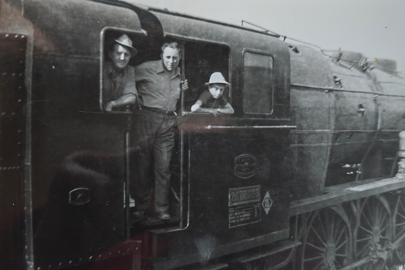 De izquierda a derecha: Miguel González, Julio García (padre de Julio) y Julio; subidos en una locomotora. 
