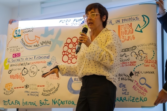 La artista navarra que inmortaliza eventos de empresa en obras pictóricas