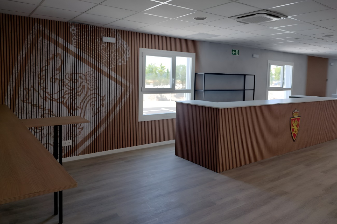 El estadio cuenta con nuevas oficinas, salas de vídeo, vestuarios, aseos y espacios de uso administrativo y logístico.