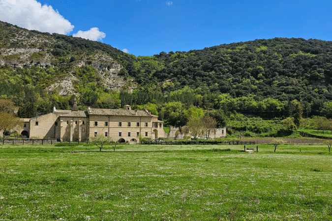 El monasterio navarro encajonado en un angosto cañón y rodeado de imponentes cimas