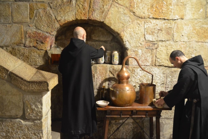Los monjes del Monasterio de Leyre se lanzan a elaborar ginebra con enebro de sus bosques