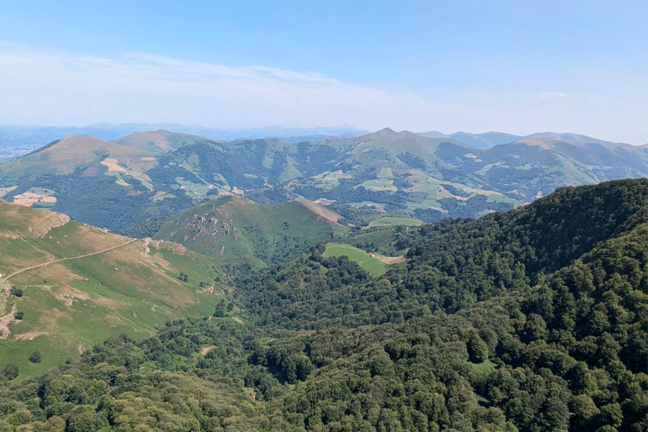 La cima ofrece vistas panorámicas espectaculares al resto del valle y Pirineos. 