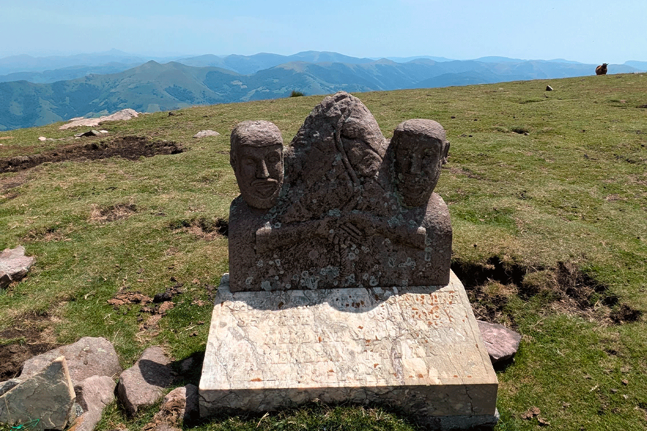 Homenaje a dos montañeros fallecidos en el pico de Ori.
