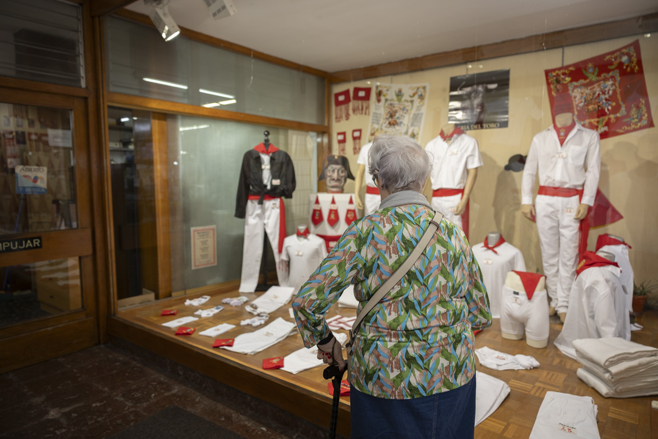 Así compiten los históricos comercios del Casco Viejo pamplonés contra las grandes marcas en San Fermín